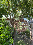 Bild in Galerie-Betrachter laden, Natur Hängekorb aus Lianenzweigen – 30 cm oder 40 cm – Boho Deko für Garten & Innenbereich – Handgefertigter Pflanzenkorb zum Hängen
