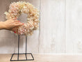 Bild in Galerie-Betrachter laden, Hortensienkranz rosa 30 cm – konservierte echte Blüten (Annabelle) – Trockenblumenkranz Deko – handgemachter Blumenkranz
