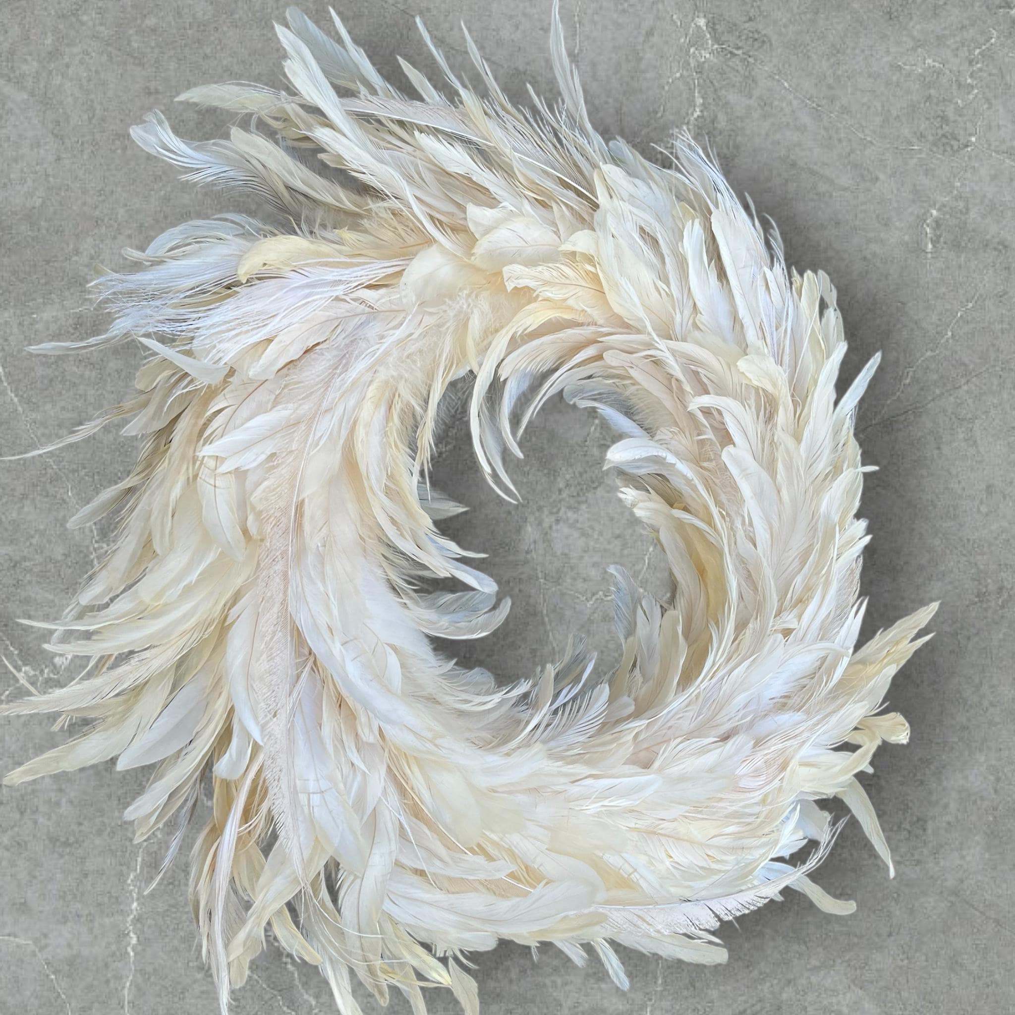 Kranz aus echten Pfauenfedern – Natur oder gebleicht | Federnkranz 55 cm | Boho Wandkranz Türdeko Handarbeit | Deko Federschmuck