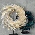 Bild in Galerie-Betrachter laden, Kranz aus echten Pfauenfedern – Natur oder gebleicht | Federnkranz 55 cm | Boho Wandkranz Türdeko Handarbeit | Deko Federschmuck
