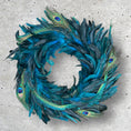 Bild in Galerie-Betrachter laden, Kranz aus echten Pfauenfedern – Natur oder gebleicht | Federnkranz 55 cm | Boho Wandkranz Türdeko Handarbeit | Deko Federschmuck
