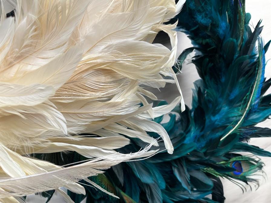 Kranz aus echten Pfauenfedern – Natur oder gebleicht | Federnkranz 55 cm | Boho Wandkranz Türdeko Handarbeit | Deko Federschmuck
