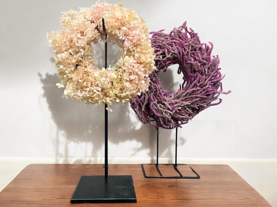 Kranzhalter aus Metall – Schwarz – Rund & Höhenverstellbar – für Trockenblumenkränze – Deko-Ständer 26×47 cm / 18×42 cm