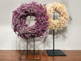 Bild in Galerie-Betrachter laden, Limonium Kranz 40 cm – Handgemachter Trockenblumenkranz in Violett | Naturkranz für Wand, Tür & Tisch | Dekokranz aus Statice
