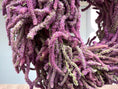 Bild in Galerie-Betrachter laden, Limonium Kranz 40 cm – Handgemachter Trockenblumenkranz in Violett | Naturkranz für Wand, Tür & Tisch | Dekokranz aus Statice
