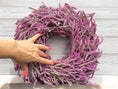 Bild in Galerie-Betrachter laden, Limonium Kranz 40 cm – Handgemachter Trockenblumenkranz in Violett | Naturkranz für Wand, Tür & Tisch | Dekokranz aus Statice
