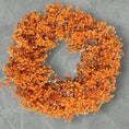 Bild in Galerie-Betrachter laden, Schleierkraut Kranz 30 cm – Orange Trockenblumenkranz | Herbstkranz Boho Türkranz | Handgefertigte Wanddeko aus Schleierkraut
