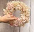 Bild in Galerie-Betrachter laden, Hortensienkranz rosa 30 cm – konservierte echte Blüten (Annabelle) – Trockenblumenkranz Deko – handgemachter Blumenkranz
