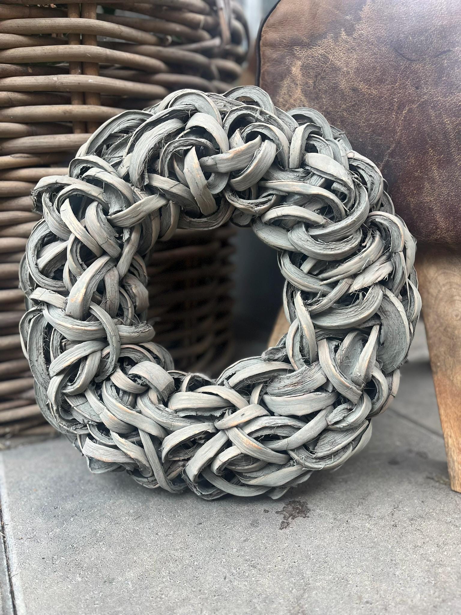 Eleganter Grau Kokoskranz - Wand- oder Türdekoration, 40 cm Durchmesser, einfach aufzuhängen