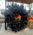 Bild in Galerie-Betrachter laden, Schwarzer Kranz aus Eukalyptus Samen 30 cm Durchmesser, Türkranz Wandkranz
