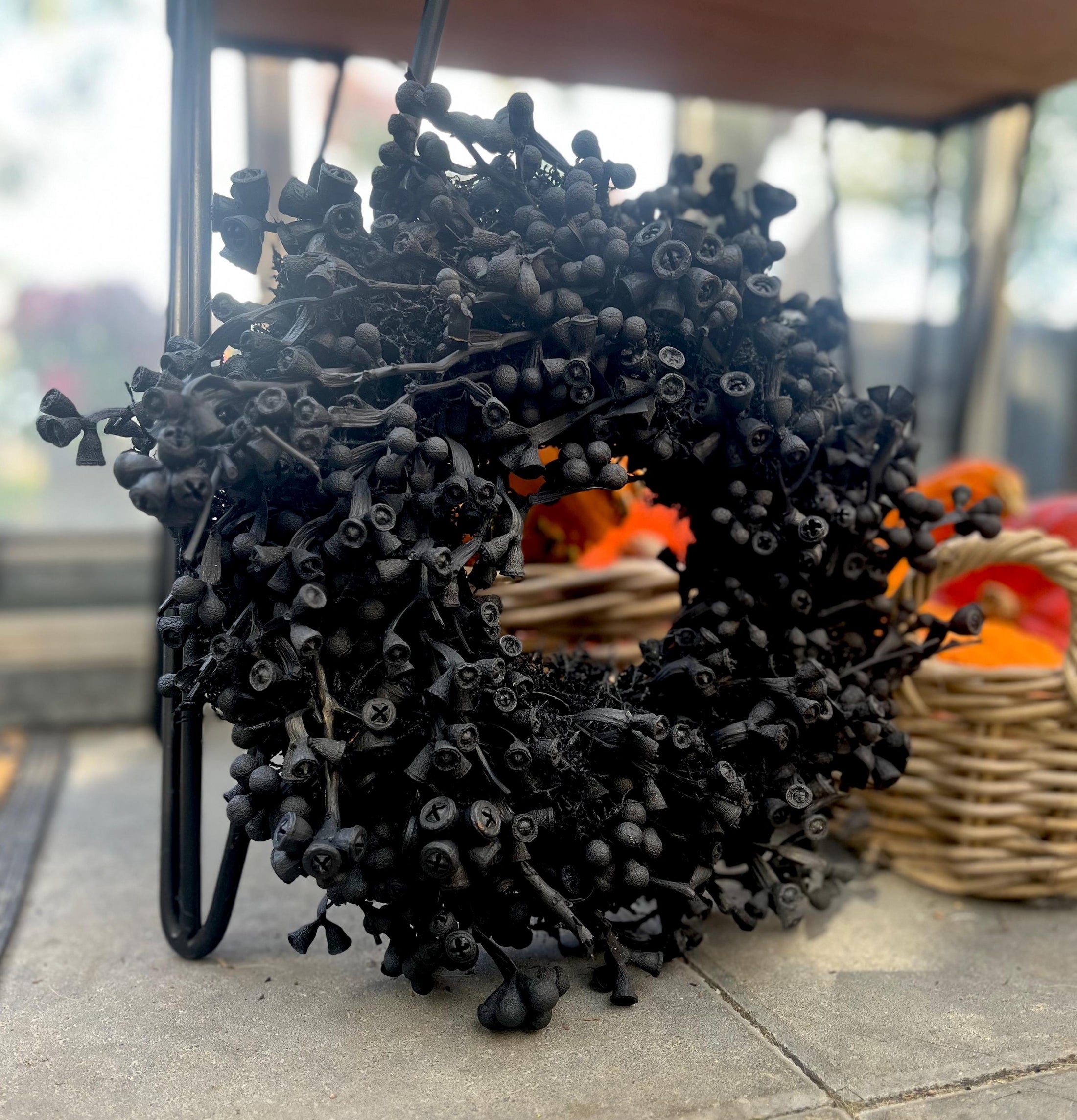 Schwarzer Kranz aus Eukalyptus Samen 30 cm Durchmesser, Türkranz Wandkranz