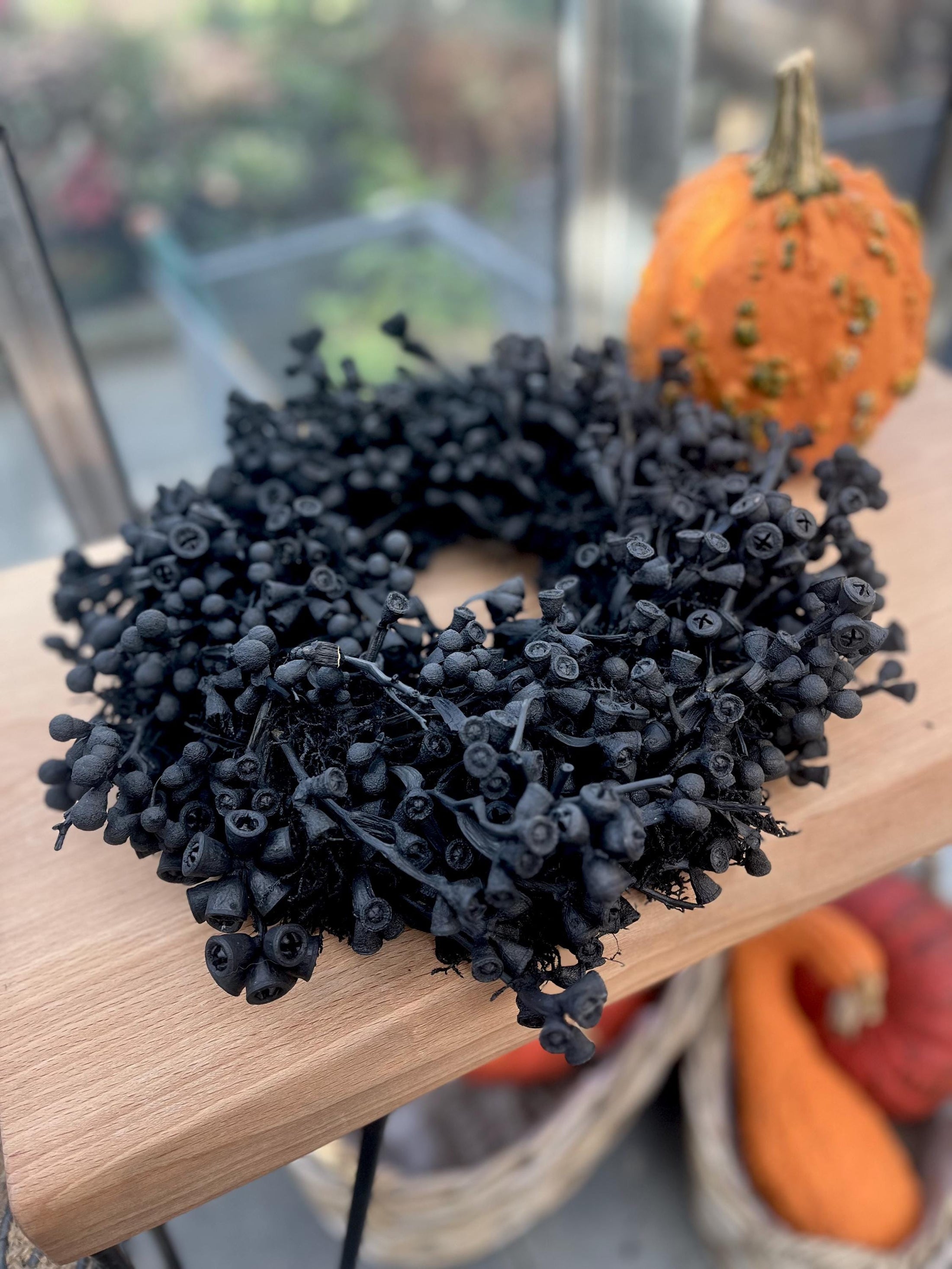 Schwarzer Kranz aus Eukalyptus Samen 30 cm Durchmesser, Türkranz Wandkranz