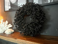 Bild in Galerie-Betrachter laden, Schwarzer Kranz aus Eukalyptus Samen 30 cm Durchmesser, Türkranz Wandkranz
