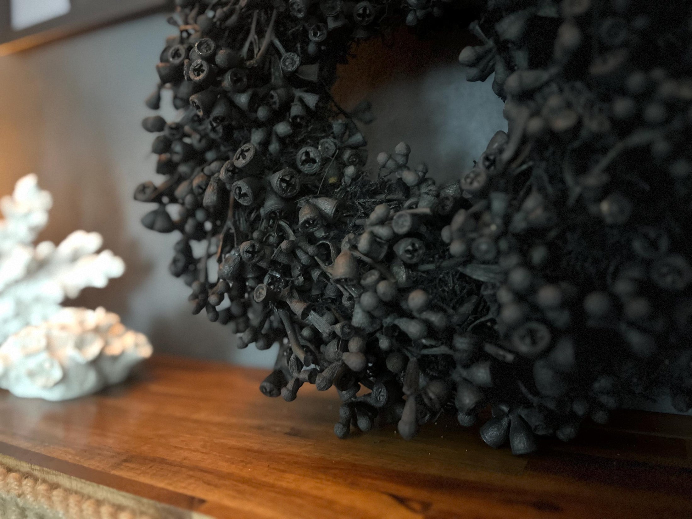 Schwarzer Kranz aus Eukalyptus Samen 30 cm Durchmesser, Türkranz Wandkranz