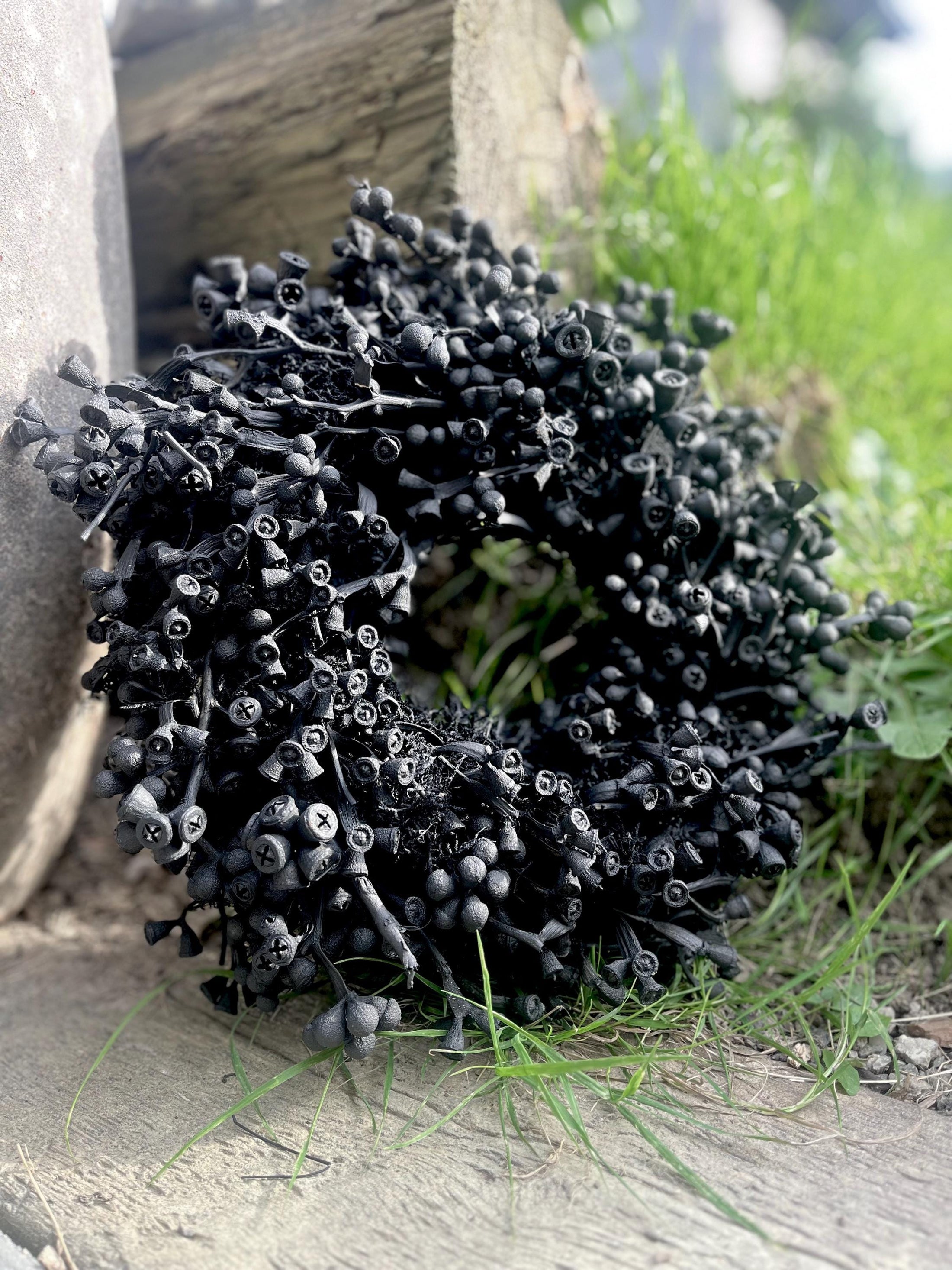 Schwarzer Kranz aus Eukalyptus Samen 30 cm Durchmesser, Türkranz Wandkranz