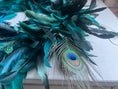 Bild in Galerie-Betrachter laden, Kranz aus echten Pfauenfedern – Federnkranz 55 cm | Boho Wandkranz Türdeko Handarbeit | Deko Federschmuck

