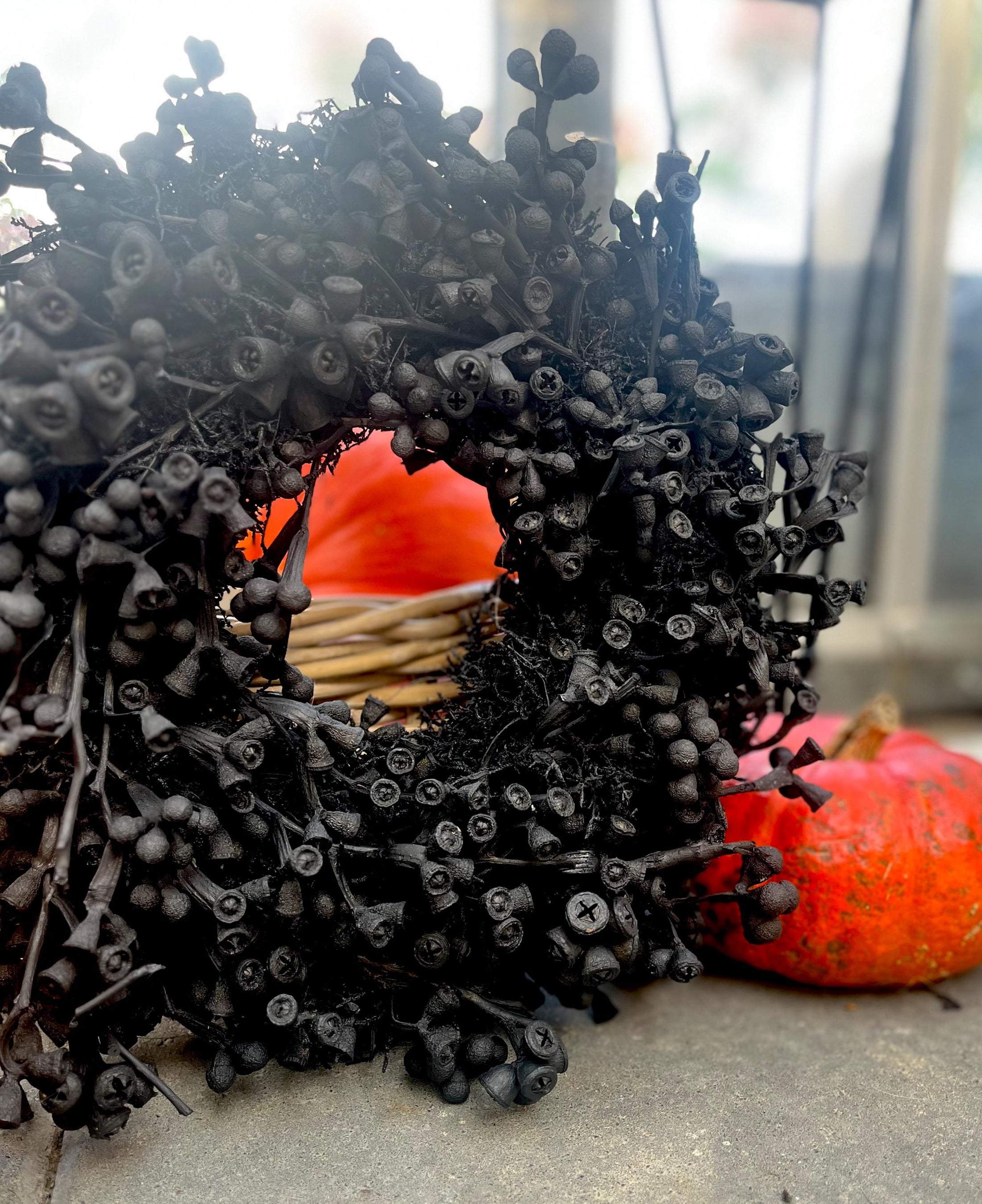 Schwarzer Kranz aus Eukalyptus Samen 30 cm Durchmesser, Türkranz Wandkranz