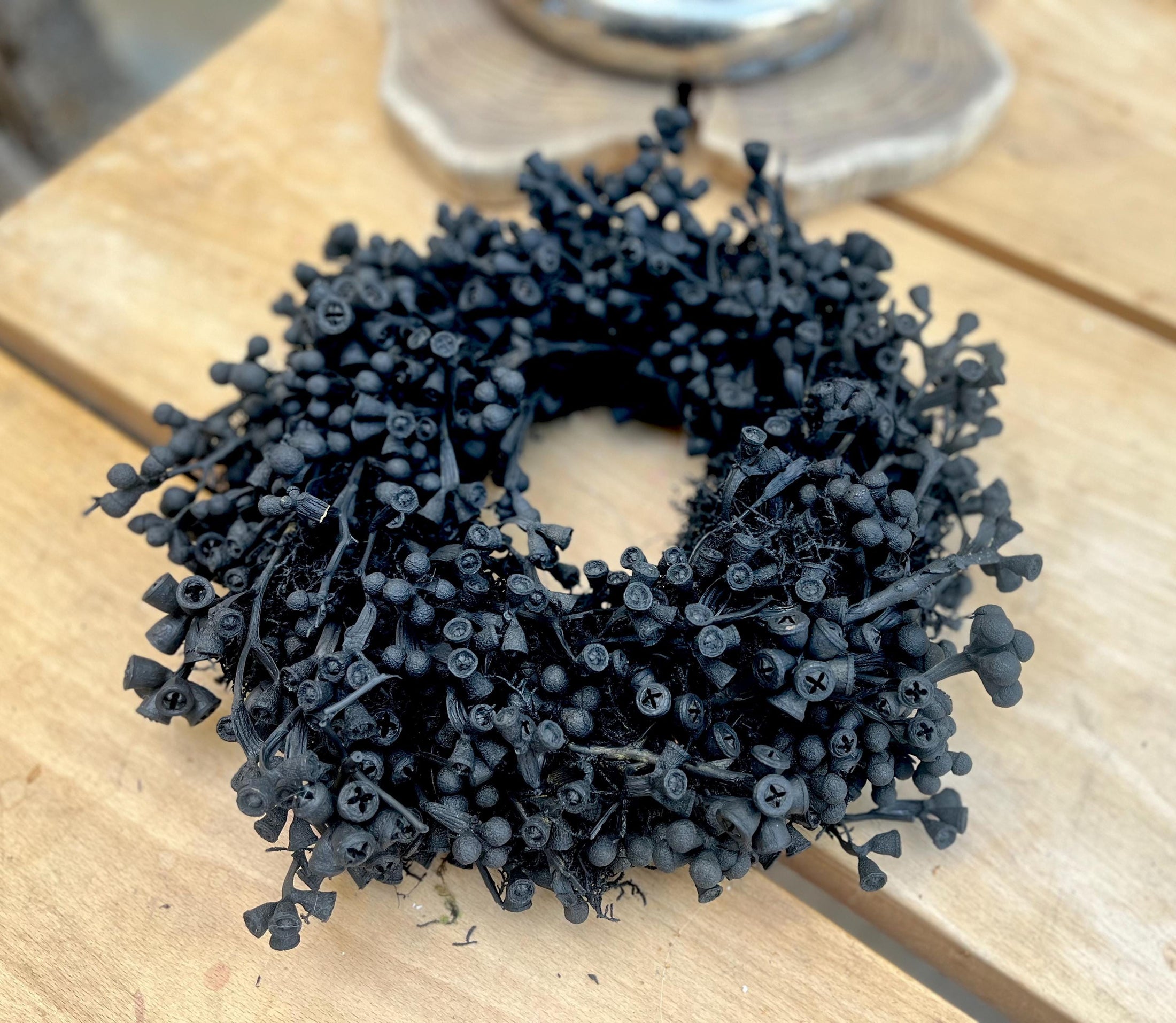Schwarzer Kranz aus Eukalyptus Samen 30 cm Durchmesser, Türkranz Wandkranz