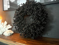 Bild in Galerie-Betrachter laden, Schwarzer Kranz aus Eukalyptus Samen 30 cm Durchmesser, Türkranz Wandkranz
