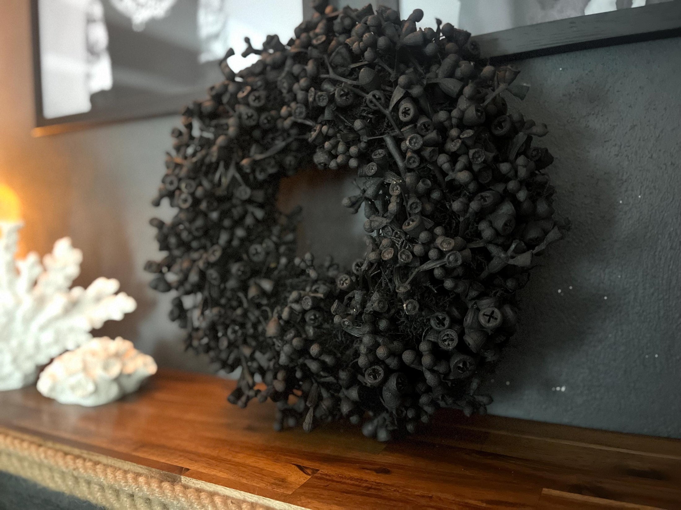 Schwarzer Kranz aus Eukalyptus Samen 30 cm Durchmesser, Türkranz Wandkranz