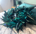 Bild in Galerie-Betrachter laden, Kranz aus echten Pfauenfedern – Federnkranz 55 cm | Boho Wandkranz Türdeko Handarbeit | Deko Federschmuck

