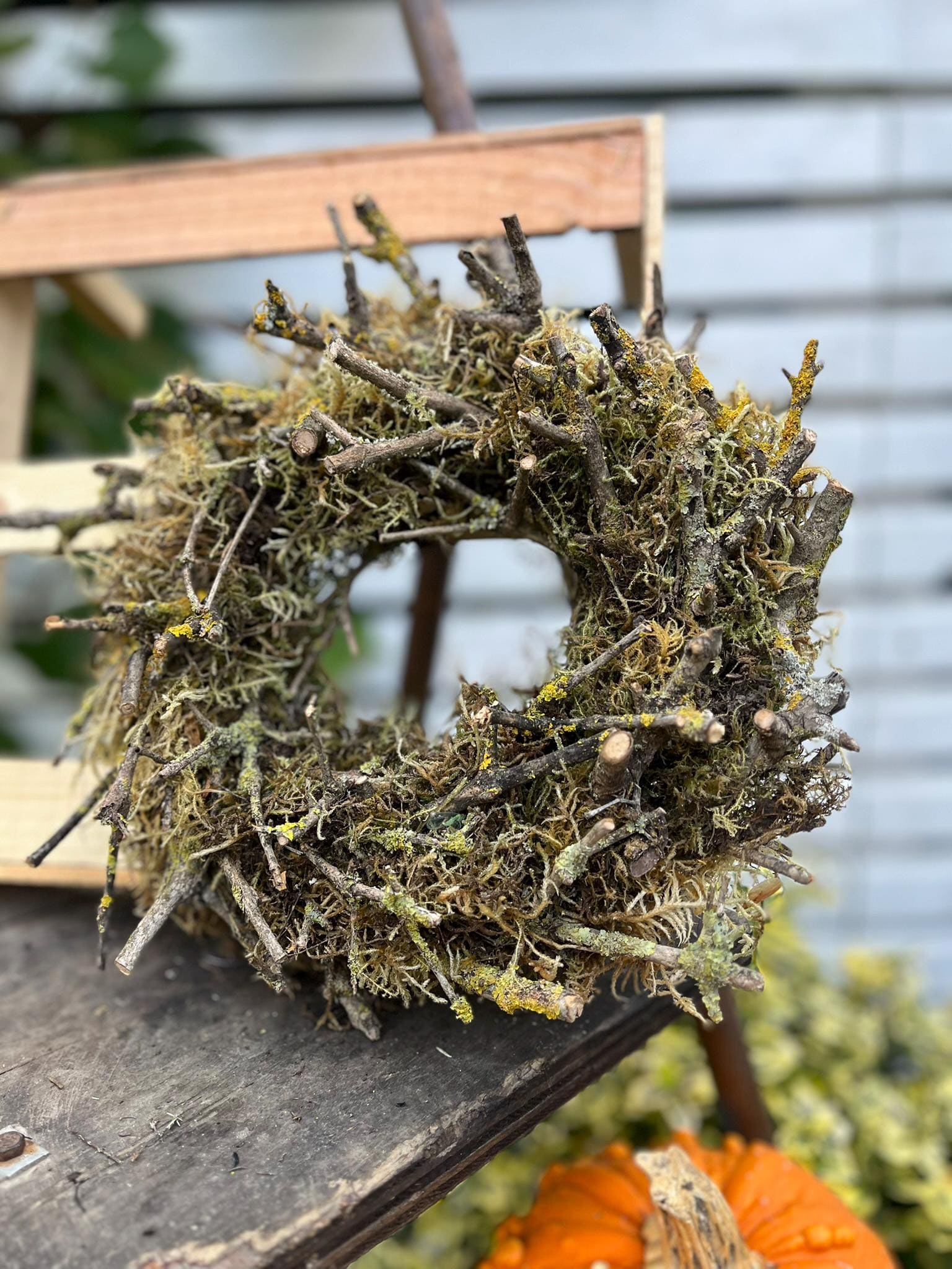 Naturkranz aus Moos & Ästen – Handgefertigter Deko-Kranz (Ø 28 cm) | Türkranz, Herbstkranz, rustikale Naturdeko