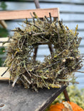Bild in Galerie-Betrachter laden, Weihnachtskranz Natur – Mooskranz mit Ästen (Ø 28 cm) | Handgemachte Winterdeko, rustikaler Türkranz für Weihnachten
