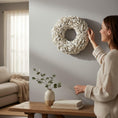 Bild in Galerie-Betrachter laden, Eleganter weißer Kokoskranz - Wanddekoration für Frühling, Ostern & Zuhause (40 und 55 cm) mit praktischem Aufhänger
