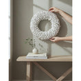 Bild in Galerie-Betrachter laden, Naturkranz aus Cocofrüchten | Wandkranz weiß 55 / 65 cm | Handgefertigter Türkranz rustikal | Boho Deko Vintage Landhausstil
