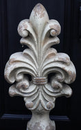 Bild in Galerie-Betrachter laden, Lilien Skulptur 65cm – Beton Kunststoff Mix – Antik Steinoptik – Garten Deko – Florale Statue – Französische Lilie
