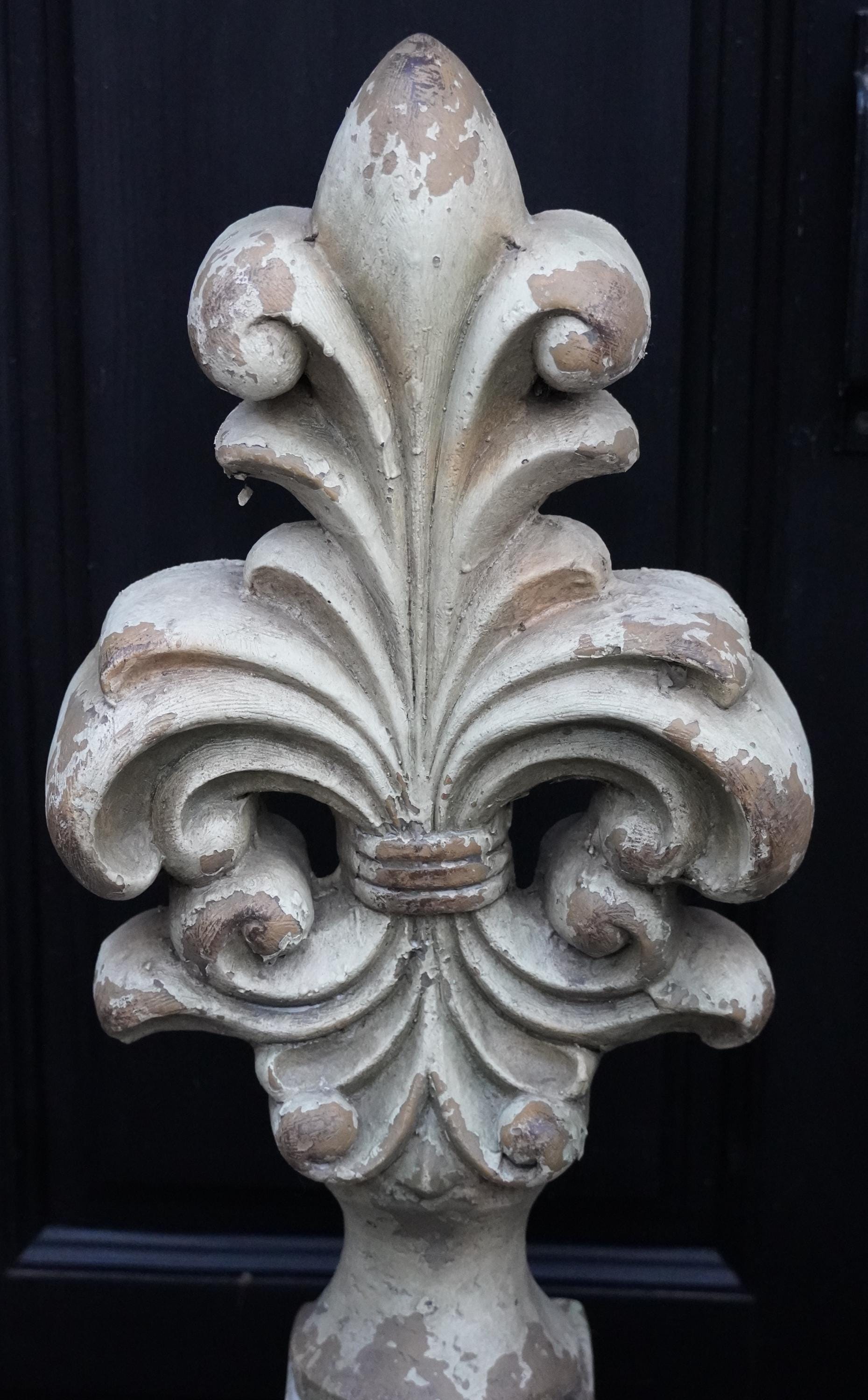 Lilien Skulptur 65cm – Beton Kunststoff Mix – Antik Steinoptik – Garten Deko – Florale Statue – Französische Lilie