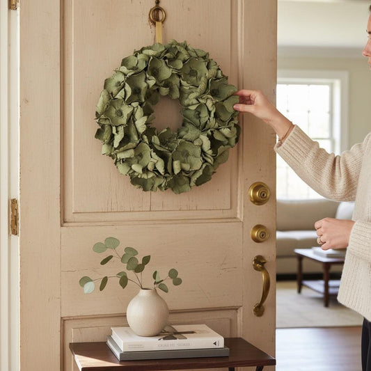 Deko Kranz 45cm – große Blüten – salbeigrün – flache Rückseite mit Öse – Türkranz / Wandkranz – outdoor geeignet unter Dach