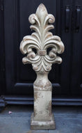 Bild in Galerie-Betrachter laden, Lilien Skulptur 65cm – Beton Kunststoff Mix – Antik Steinoptik – Garten Deko – Florale Statue – Französische Lilie
