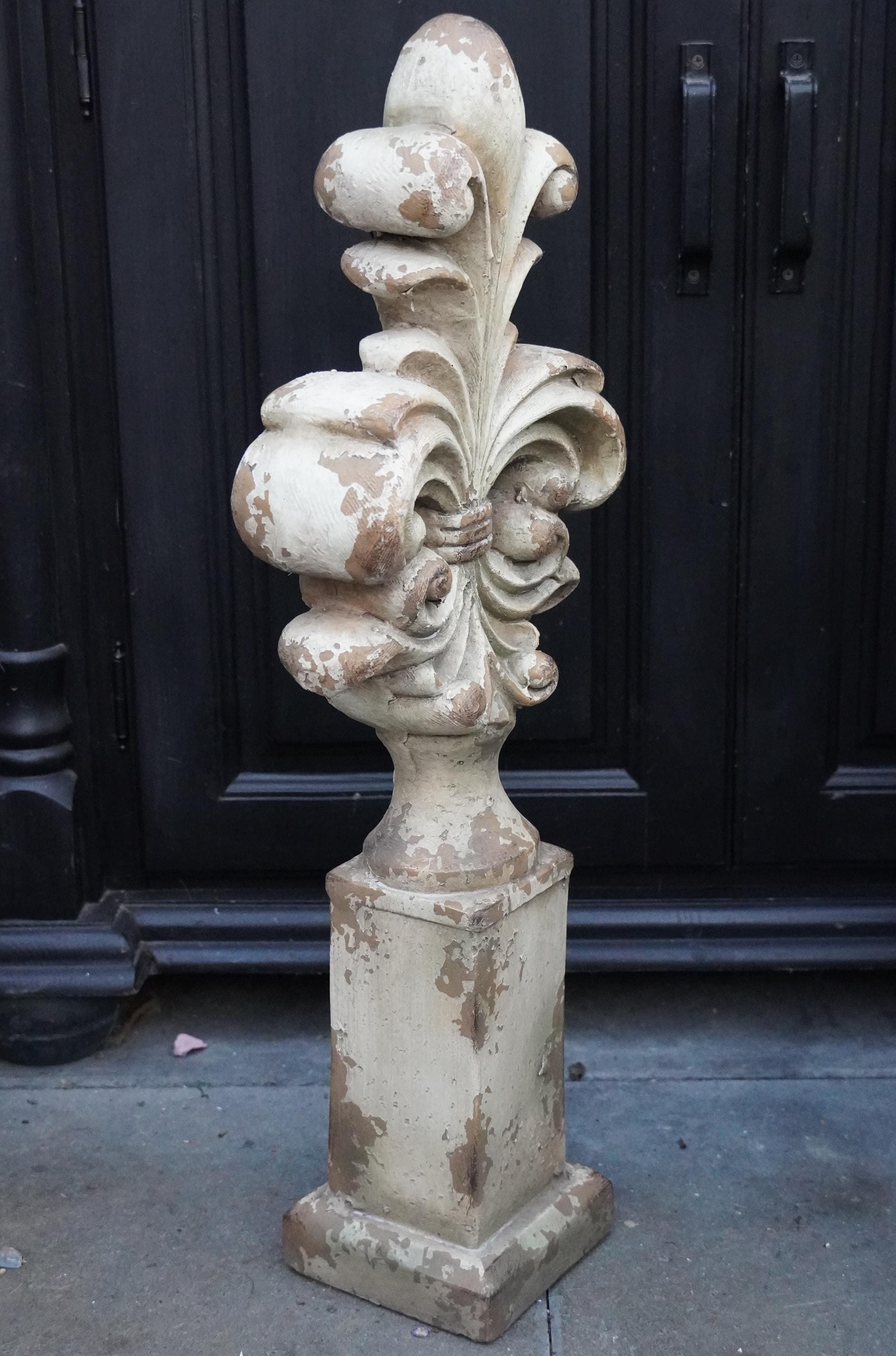 Lilien Skulptur 65cm – Beton Kunststoff Mix – Antik Steinoptik – Garten Deko – Florale Statue – Französische Lilie