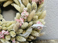 Bild in Galerie-Betrachter laden, Shabby-weißer Kranz, 28 cm Durchmesser, Weiß rosa Blüten Frühlingskranz
