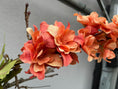Bild in Galerie-Betrachter laden, Künstlicher Blütenzweig Orange-Rot 86 cm – Deko Zweig für Vase, Herbstdeko, Wohnzimmer & Tisch
