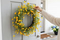 Bild in Galerie-Betrachter laden, Gelber Frühlingskranz Türkranz | Sommerkranz gelbe Blumen | Wiesenkranz Deko Haustür | Blütenkranz Naturlook | Kranz handgemacht
