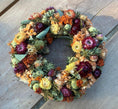 Bild in Galerie-Betrachter laden, Trockenblumen Kranz 28 cm bunt | Frühlingskranz Tür | Boho Kranz Natur | Wandkranz Trockenblumen | Deko Haustür Frühling
