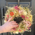 Bild in Galerie-Betrachter laden, Trockenblumenkranz 30 cm natur gelb rosa | Türkranz Boho | Sommerkranz | Wandkranz | mit oder ohne Halter
