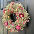 Bild in Galerie-Betrachter laden, Trockenblumenkranz 30 cm natur pink | Türkranz Boho | Wiesenkranz | Wandkranz | Landhaus Deko | mit oder ohne Halter
