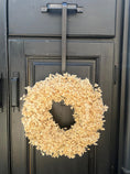 Bild in Galerie-Betrachter laden, Trockenblumenkranz 30 cm beige natur | minimalistischer Türkranz | Boho Kranz | Wandkranz | Scandi Deko | mit oder ohne Halter
