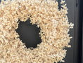 Bild in Galerie-Betrachter laden, Trockenblumenkranz 30 cm beige natur | minimalistischer Türkranz | Boho Kranz | Wandkranz | Scandi Deko | mit oder ohne Halter
