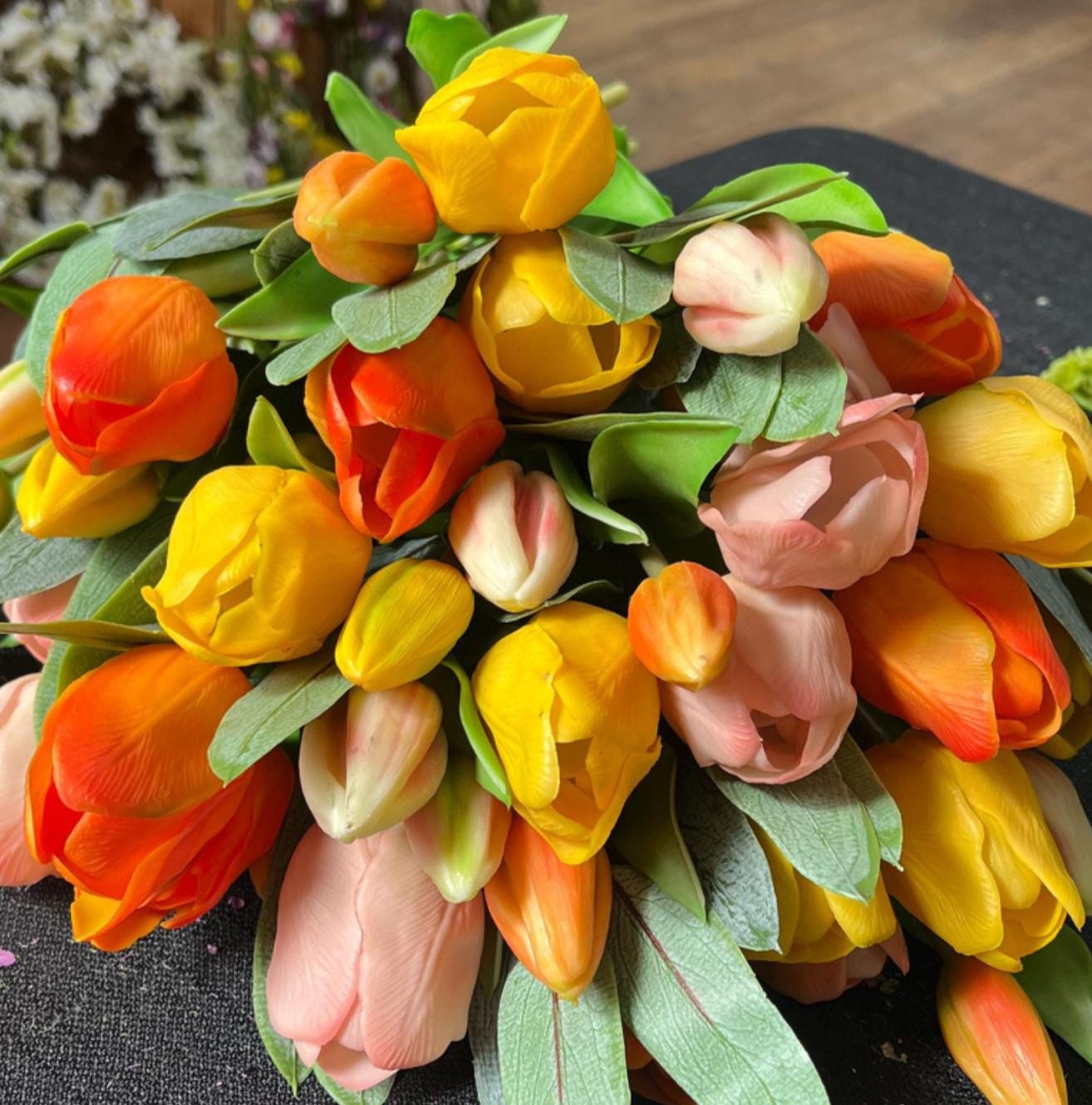 Künstliche Tulpen im Bund (7 Stück) – Rosé, Gelb oder Orange – Real Touch Tulpen – Frühlingsdeko langlebig – Kunstblumen Strauß