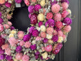 Bild in Galerie-Betrachter laden, Trockenblumenkranz 30 cm rosa pink | Türkranz Frühling Sommer | Strohblumenkranz Wanddeko | Boho Kranz | mit oder ohne Halter
