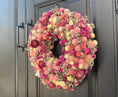Bild in Galerie-Betrachter laden, Trockenblumenkranz 30 cm rosa pink | Türkranz Frühling Sommer | Strohblumenkranz Wanddeko | Boho Kranz | mit oder ohne Halter
