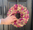 Bild in Galerie-Betrachter laden, Trockenblumenkranz 30 cm rosa pink | Türkranz Frühling Sommer | Strohblumenkranz Wanddeko | Boho Kranz | mit oder ohne Halter
