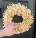 Bild in Galerie-Betrachter laden, Trockenblumenkranz 30 cm beige natur | minimalistischer Türkranz | Boho Kranz | Wandkranz | Scandi Deko | mit oder ohne Halter
