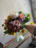 Bild in Galerie-Betrachter laden, Brautstrauß Kunstblumen | Boho Brautstrauß aus Kunstblumen – Bild 7
