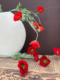 Bild in Galerie-Betrachter laden, Kunstblumen Kranz | Künstlicher Mohnblumen Zweig Rot – Bild 3
