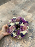 Bild in Galerie-Betrachter laden, Trockenblumenkranz 20 cm | Kerzenkranz Rosa Violett | Distelkranz | Tischkranz | Naturkranz | Handgemachte Dekoration
